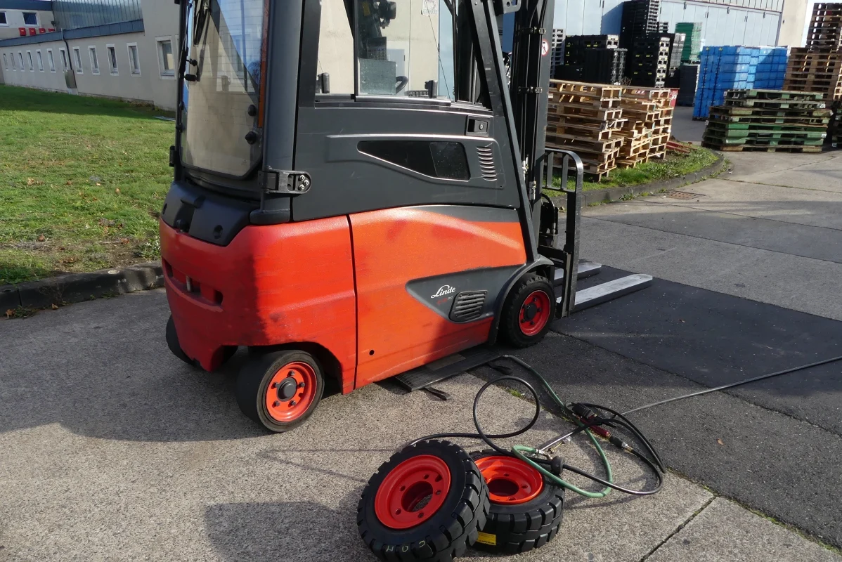 Staplerreifen vor Austausch
