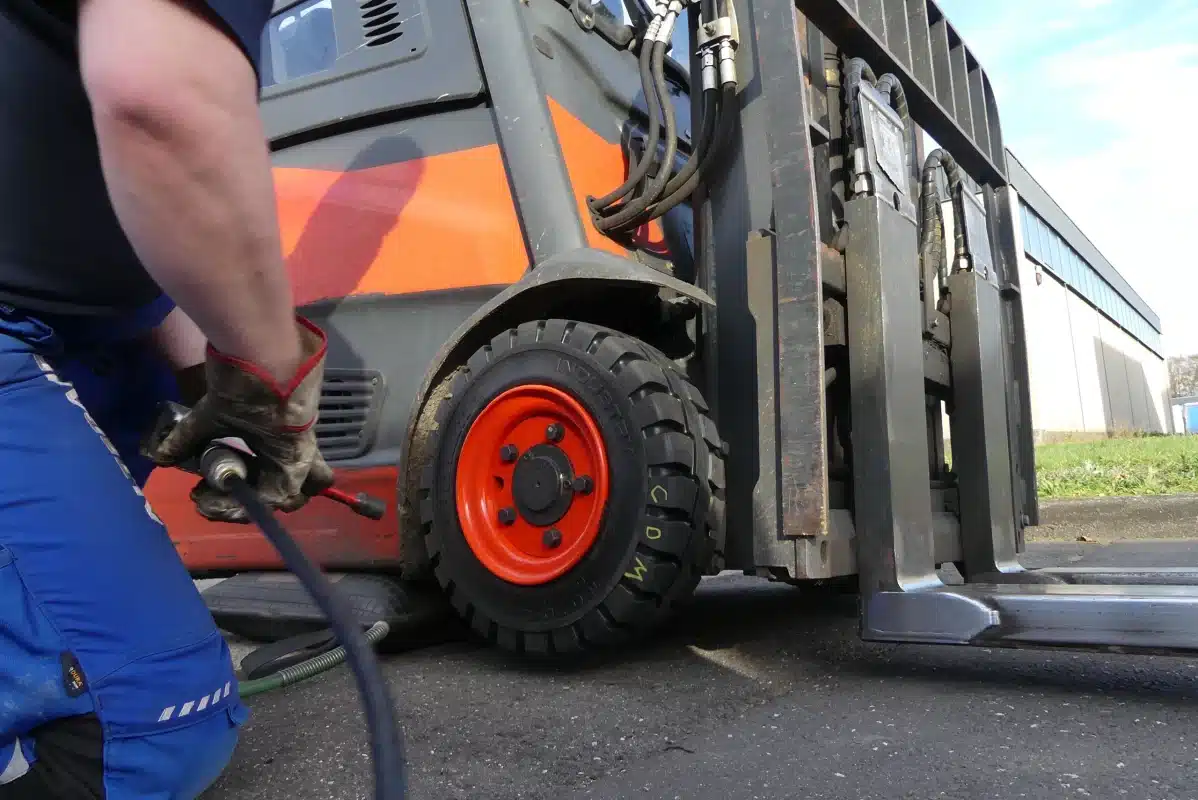 Neuer Staplerreifen nach fachgerechtem Wechsel
